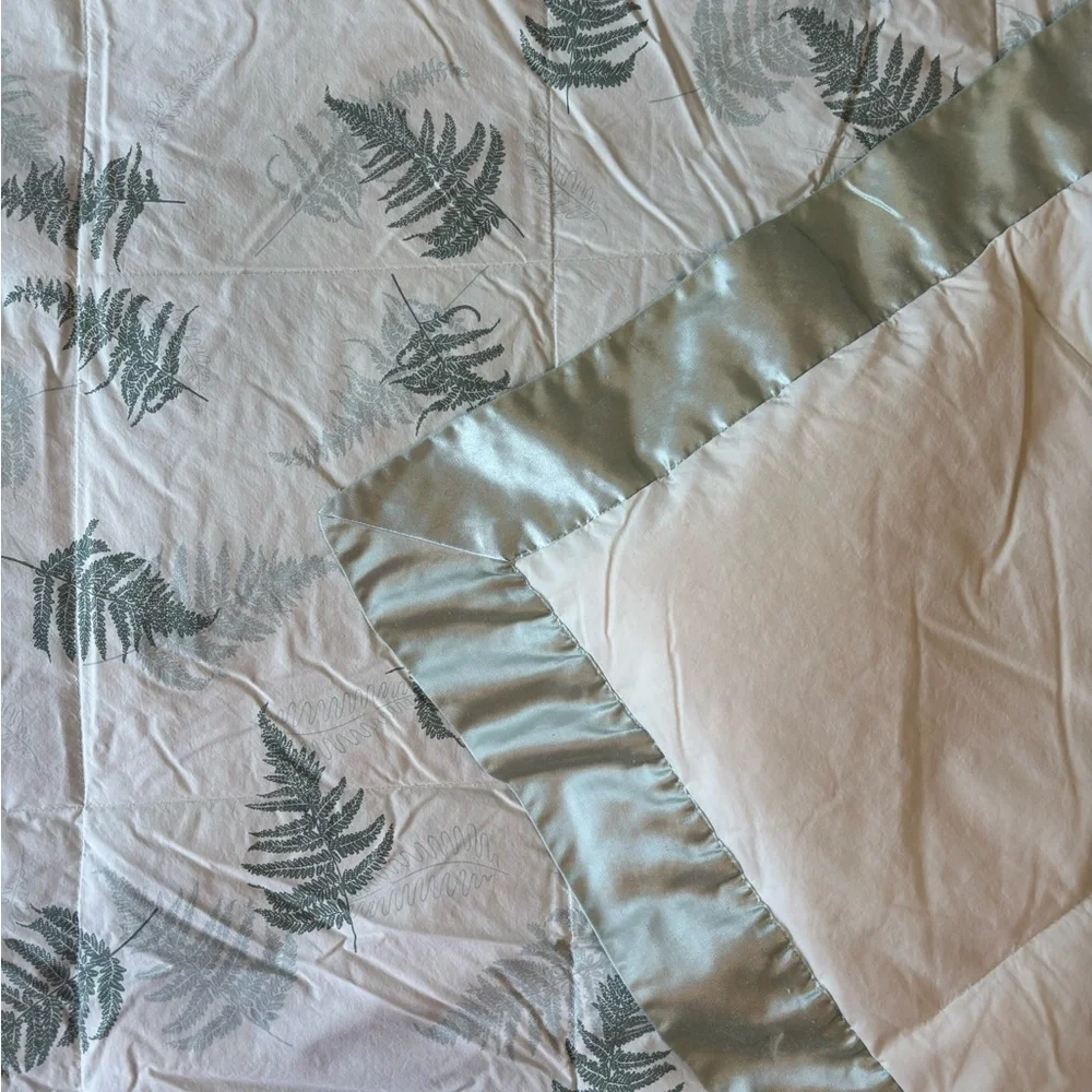 Vintage Quilt Hand Crafted Bedspread Leaf Pattern Cotton Silk Trim Cabin Green